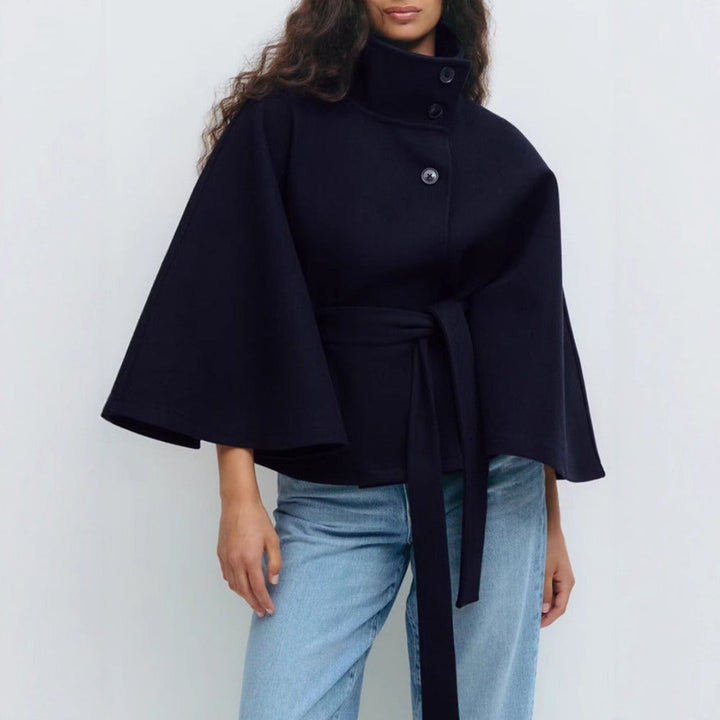 Manteau cape femme à col montant et ceinture nouée – Clémence - Bleu marine