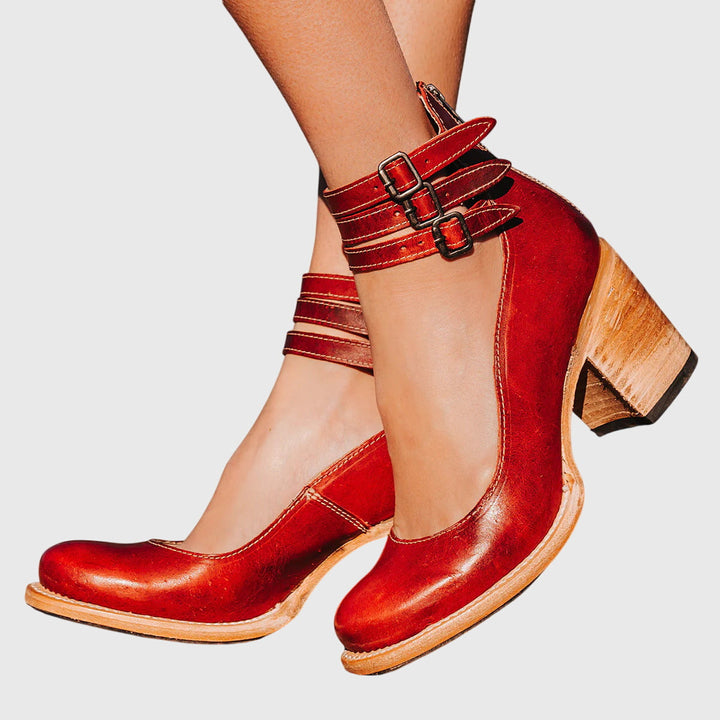 Bottines femme à brides bouclées, talon bloc et découpe – Sienna – Rouge