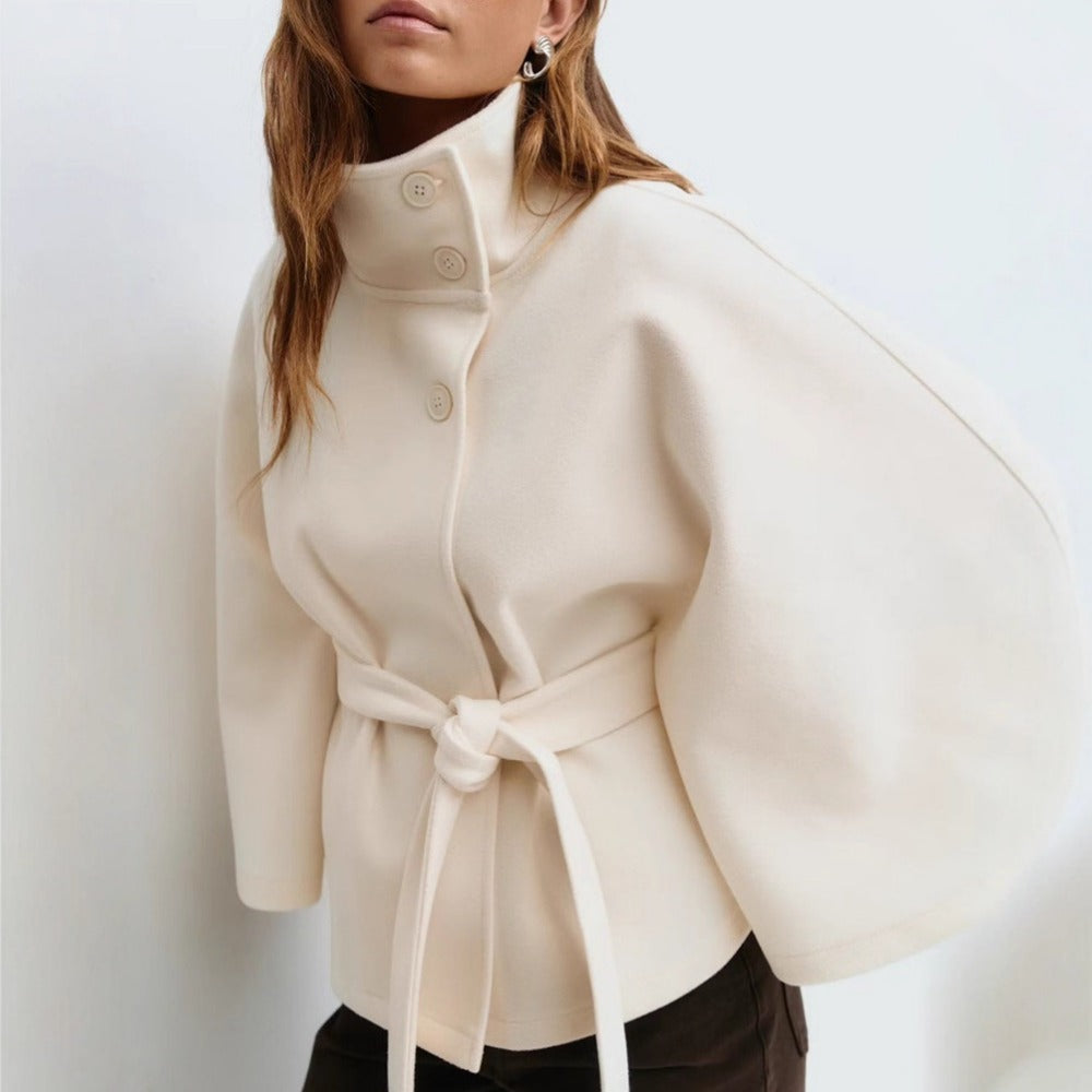 Manteau cape femme à col montant et ceinture nouée – Clémence - Blanc