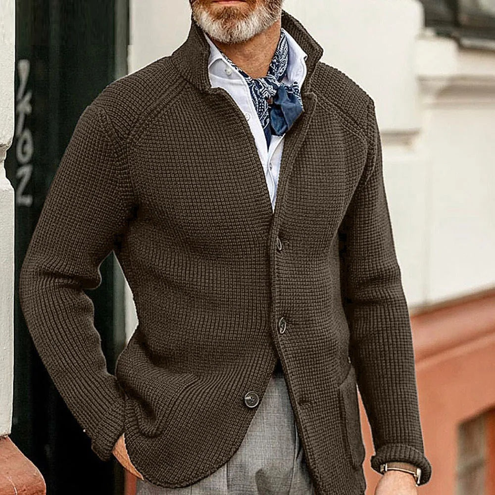 Cardigan homme élégant boutonné à col montant et poches – Louis – Café