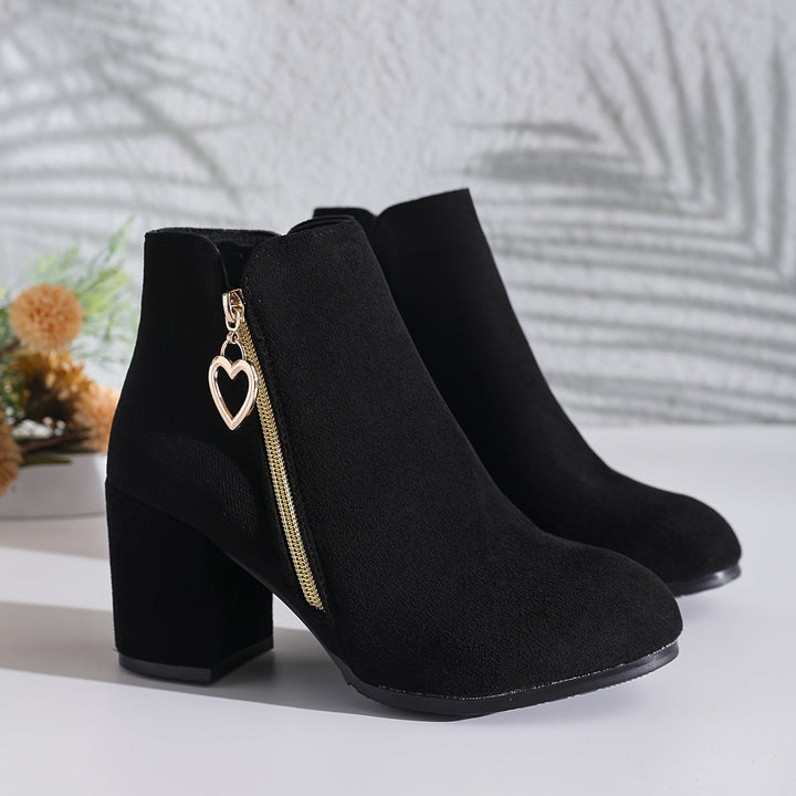 Bottines femme en daim à talon bloc et zip cœur doré – Ophélie – Noir