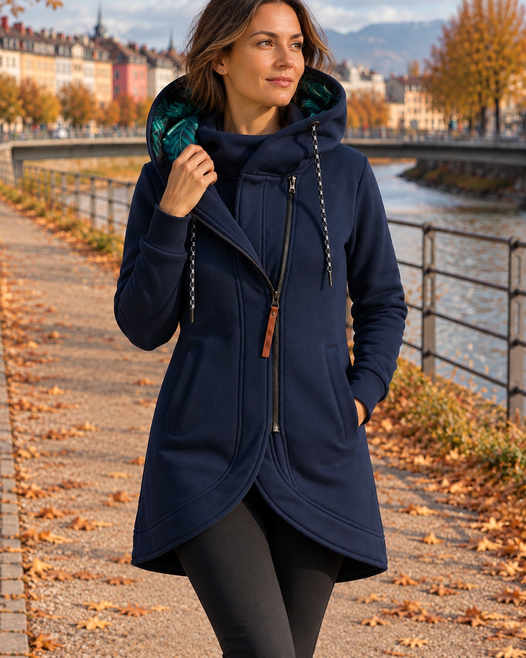 Veste longue femme molletonnée à capuche et zip asymétrique – Maëva - Bleu marine