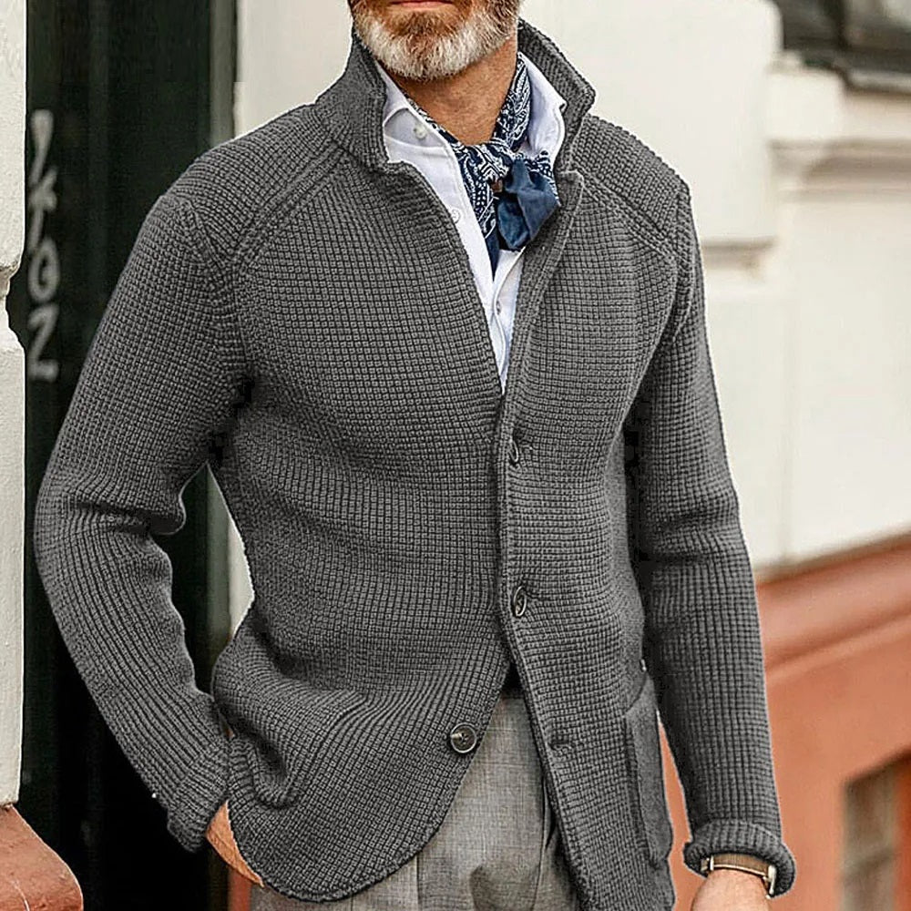 Cardigan homme élégant boutonné à col montant et poches – Louis – Gris