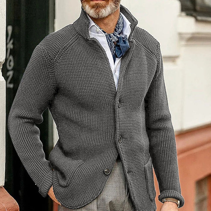 Cardigan homme élégant boutonné à col montant et poches – Louis – Gris
