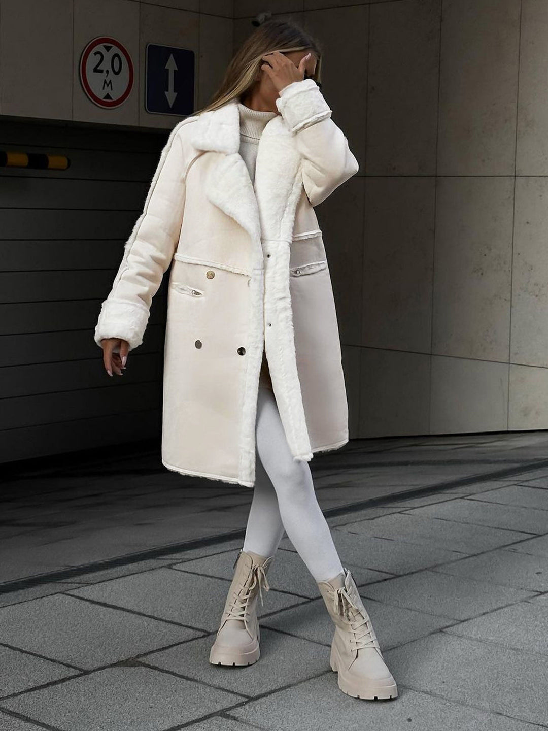 Manteau long femme en fausse fourrure – Extravagance – Beige
