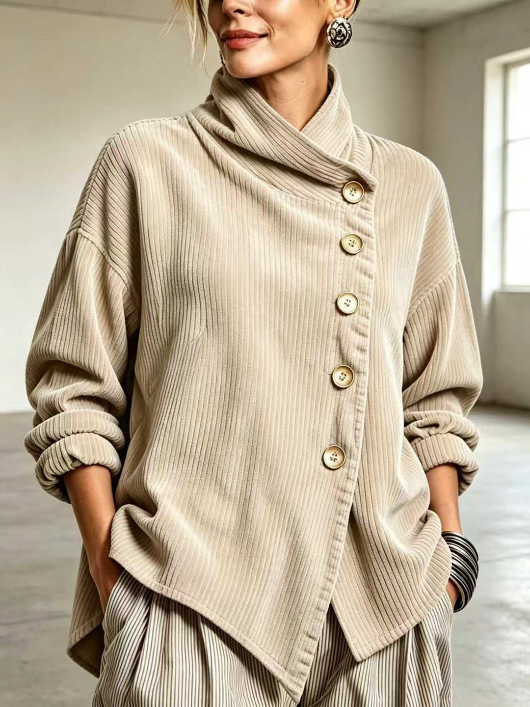 Pull femme en velours côtelé à col montant et boutonnage asymétrique – Capucine - Kaki