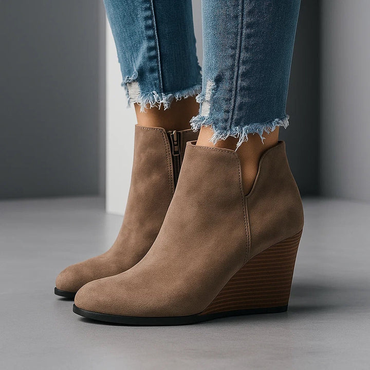 Bottines compensées femme en suédine à découpe latérale – Marine – Marron