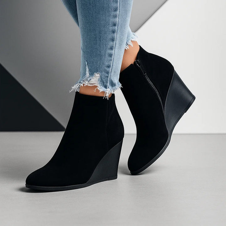 Bottines compensées femme en suédine à découpe latérale – Marine – Noir
