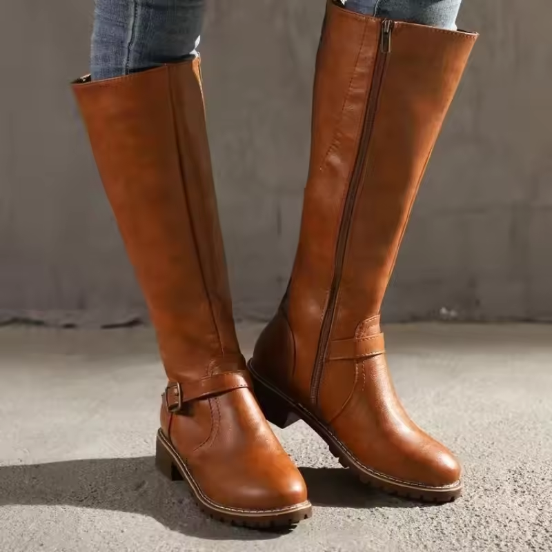 Bottes hautes femme classiques en cuir vegan à bride et talon bloc – Agathe – Marron clair