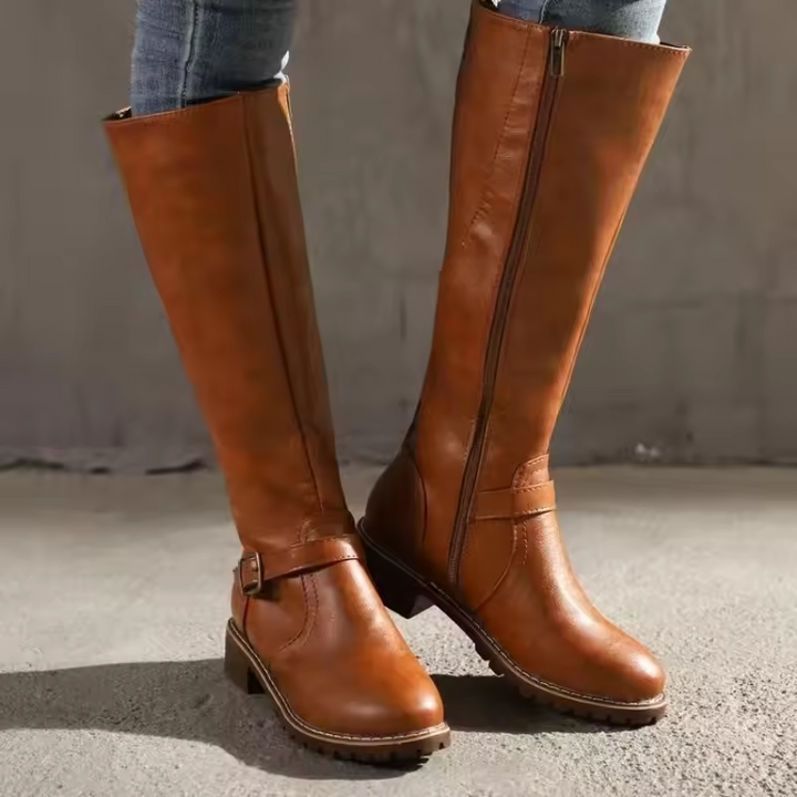 Bottes hautes femme classiques en cuir vegan à bride et talon bloc – Agathe – Marron clair