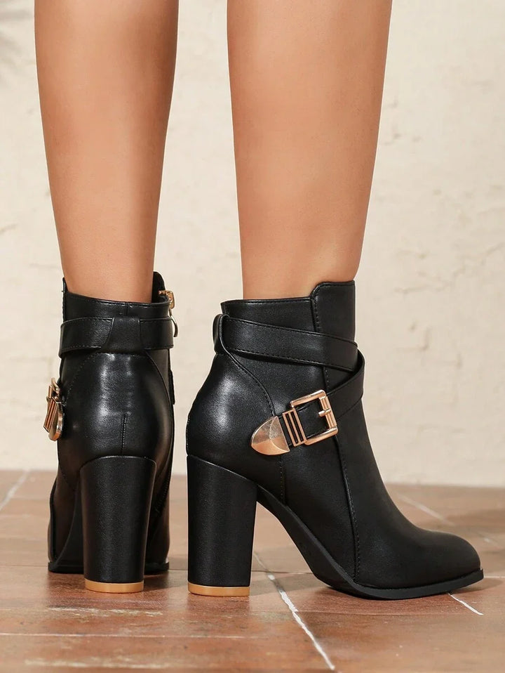 Bottines à talon femme en cuir vegan à bride croisée et boucle dorée – Diane – vue 6
