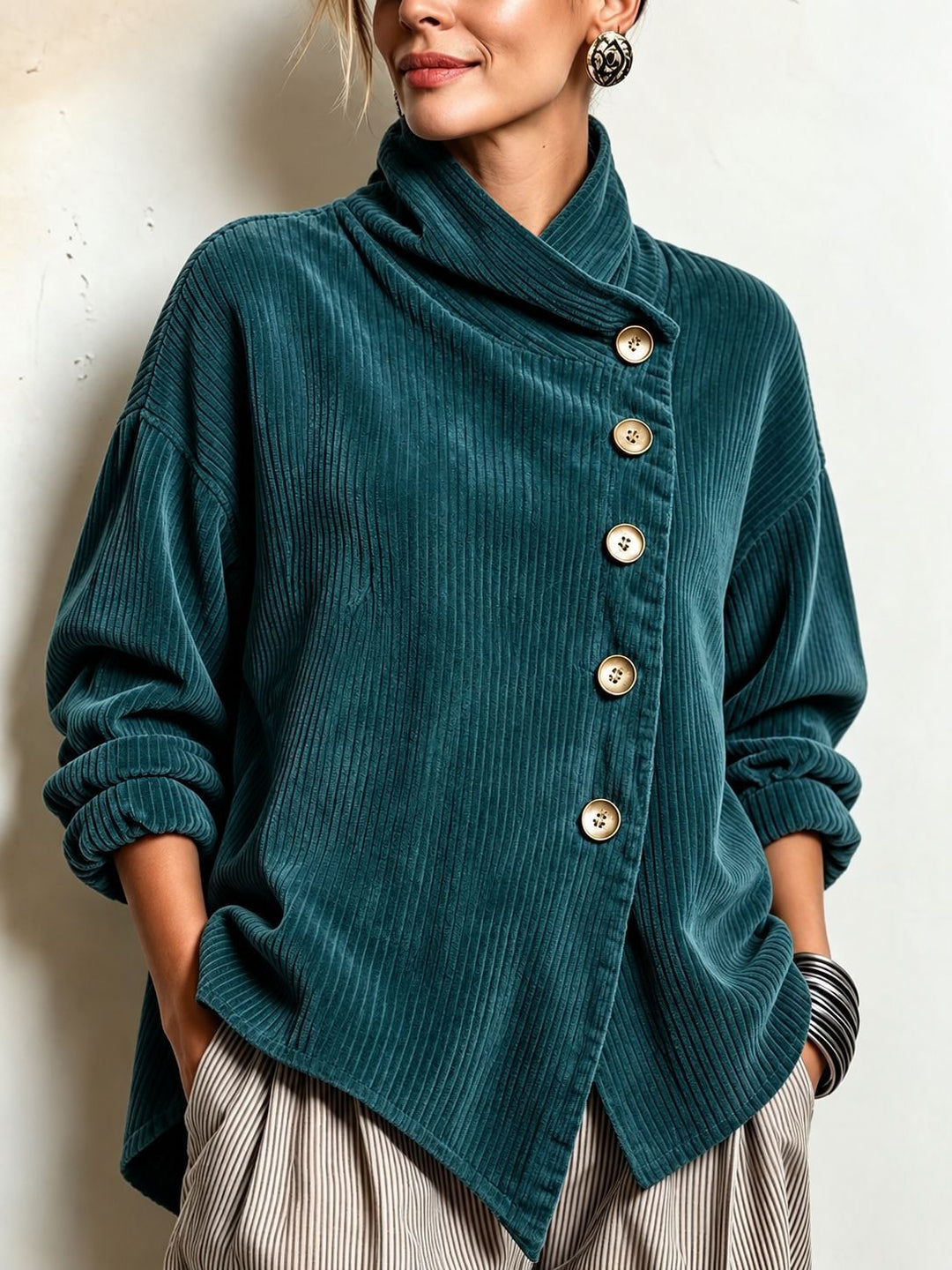 Pull femme en velours côtelé à col montant et boutonnage asymétrique – Capucine - Bleu marine