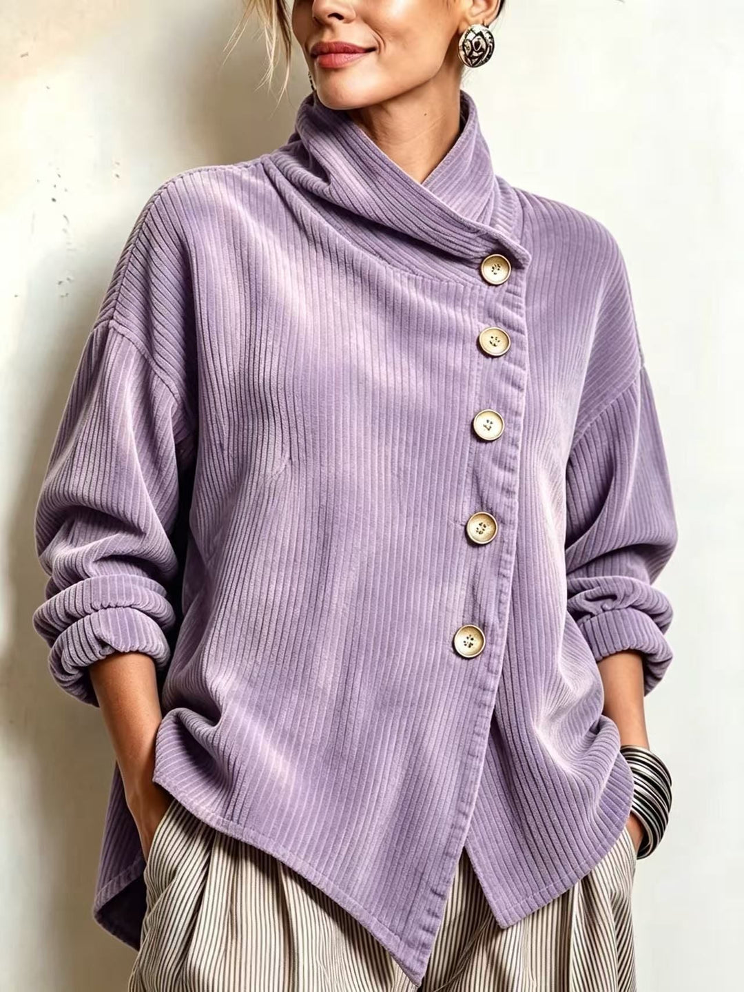 Pull femme en velours côtelé à col montant et boutonnage asymétrique – Capucine - Violet