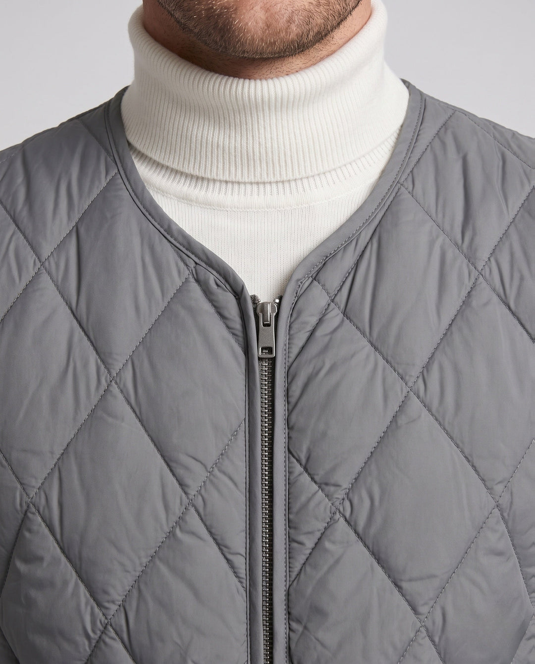 Gilet matelassé léger homme à surpiqûres losanges et zip – Mune – vue 3
