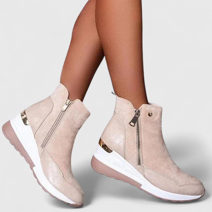 Bottines femme en daim à zip, semelle compensée et antidérapante – Maele – Beige