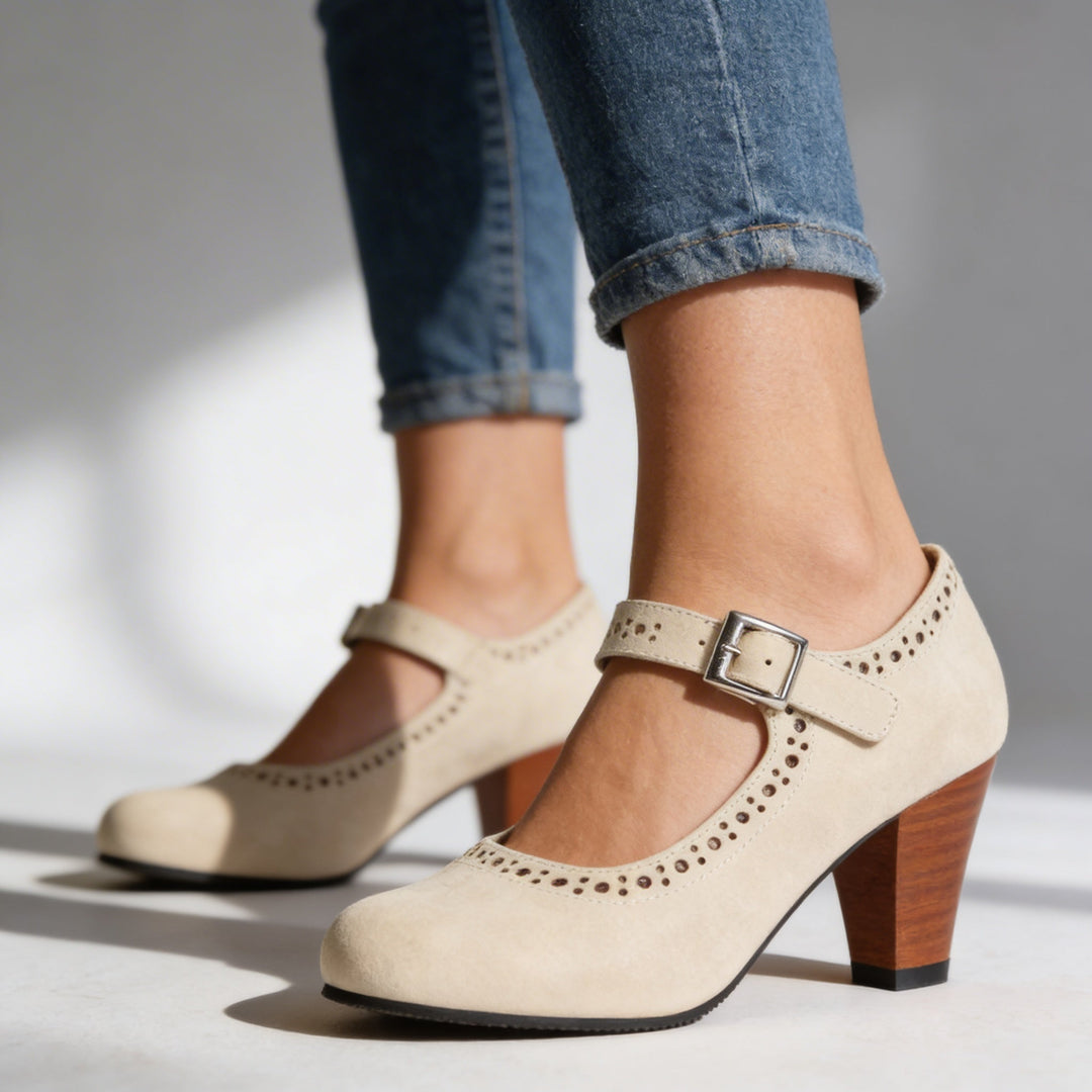 Babies à talon femme rétro à perforations et bride à boucle – Margot – Beige