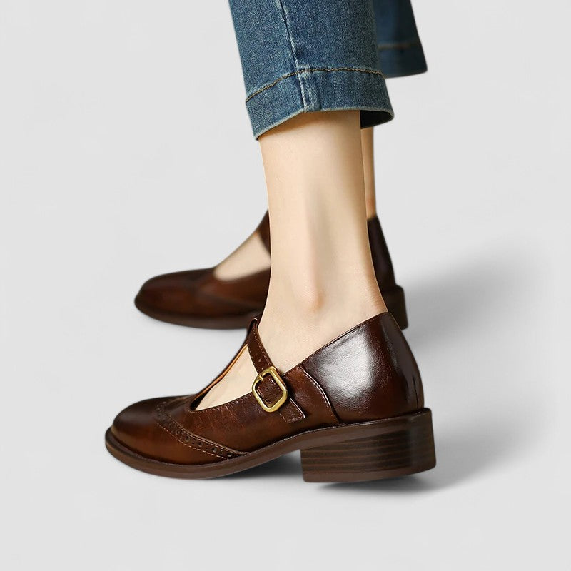 Babies femme orthopédiques à boucle dorée et découpes – Lucía – Marron