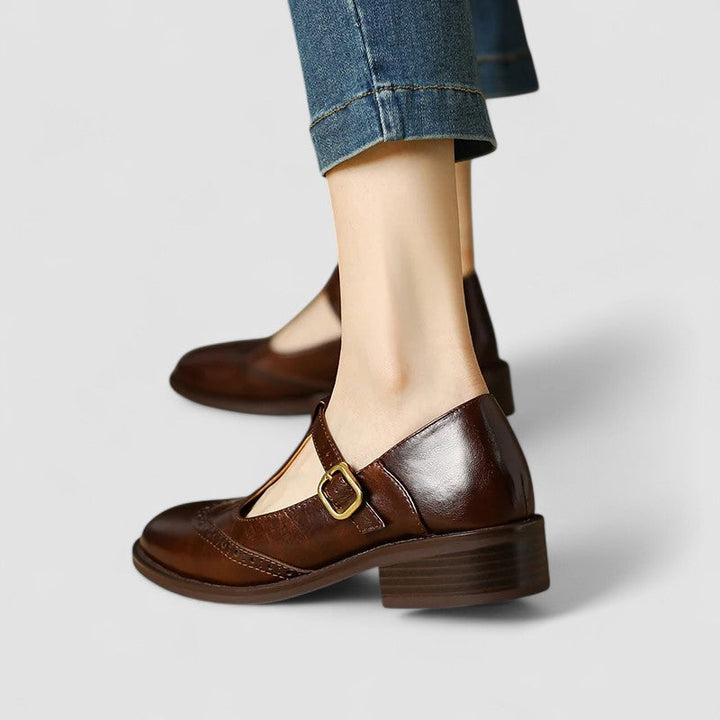 Babies femme orthopédiques à boucle dorée et découpes – Lucía – Marron