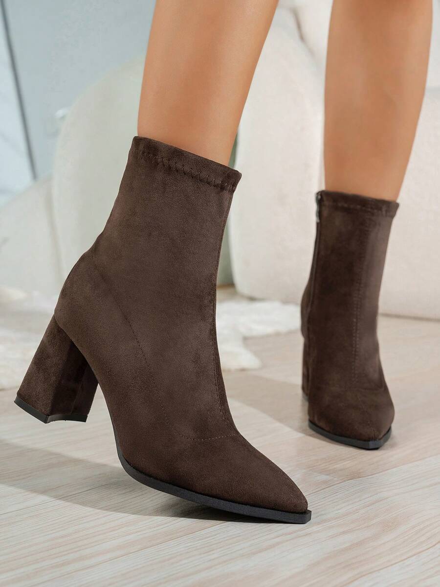 Bottines femme en suédine à talon bloc et bout pointu – Clémence – Marron café