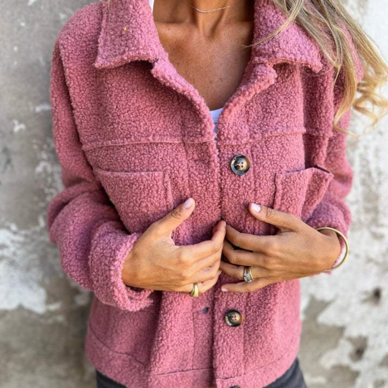 Veste femme en fausse fourrure bouclée à boutons et poches plaquées – Ariane - Rose