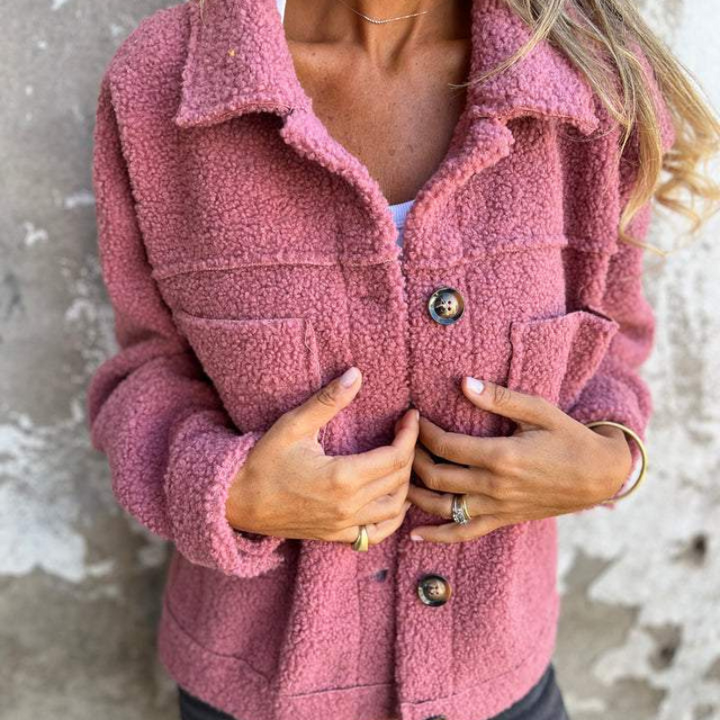 Veste femme en fausse fourrure bouclée à boutons et poches plaquées – Ariane - Rose