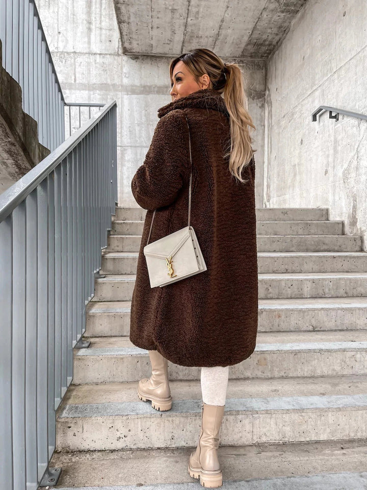 Manteau d'hiver long femme en laine fine à boutons – FrostGlamour – vue 6