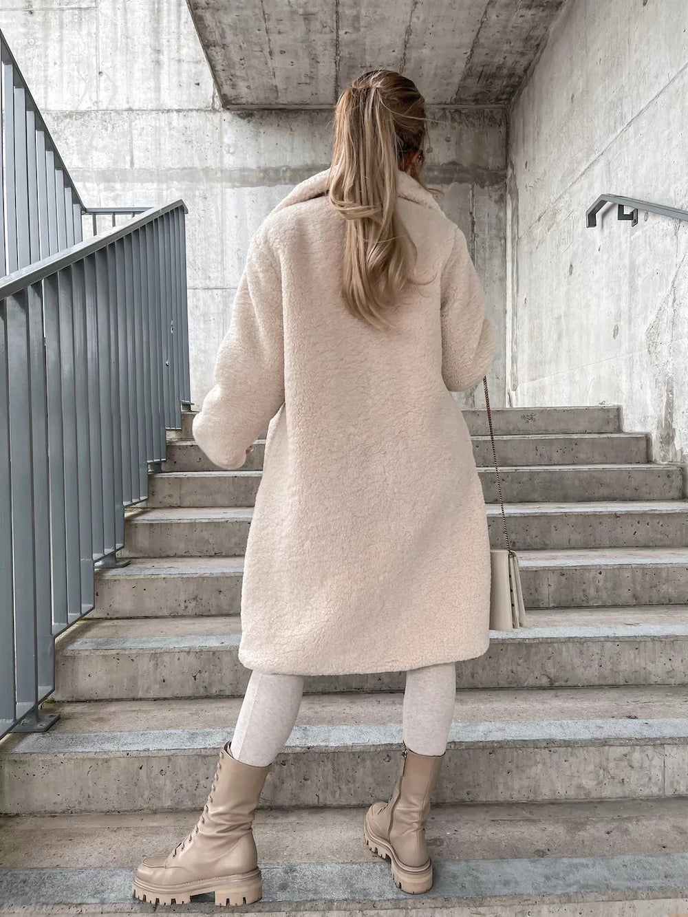 Manteau d'hiver long femme en laine fine à boutons – FrostGlamour – vue 2