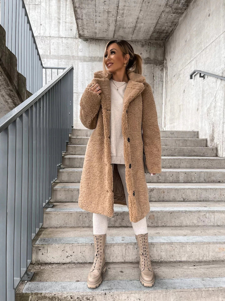 Manteau d'hiver long femme en laine fine à boutons – FrostGlamour – vue 3