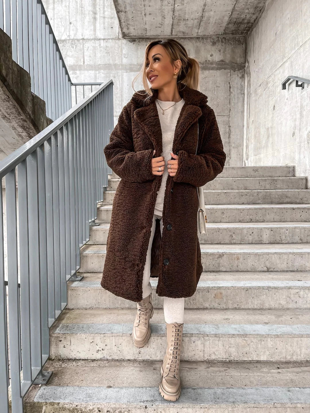 Manteau d'hiver long femme en laine fine à boutons – FrostGlamour – vue 7