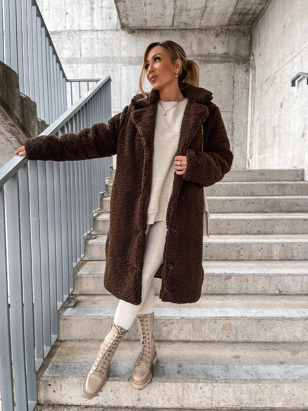 Manteau d'hiver long femme en laine fine à boutons – FrostGlamour – Marron foncé