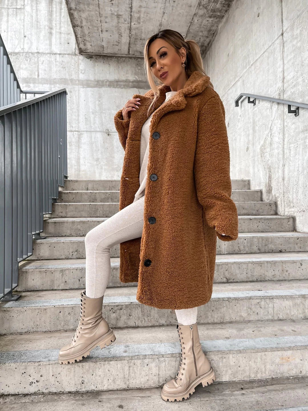 Manteau d'hiver long femme en laine fine à boutons – FrostGlamour – Marron