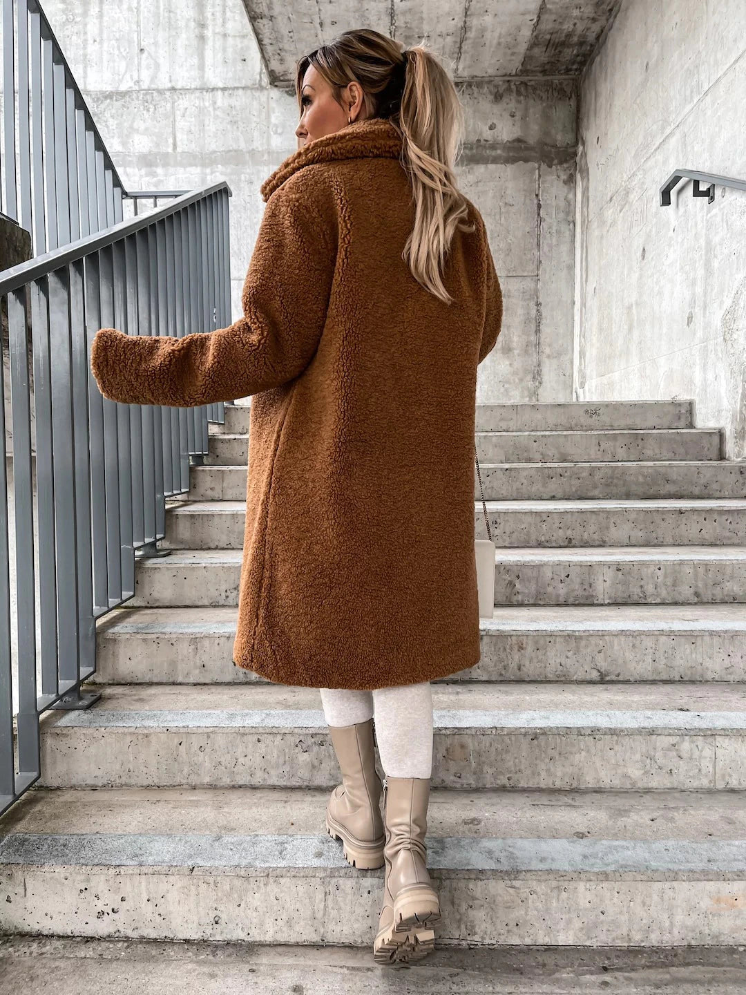 Manteau d'hiver long femme en laine fine à boutons – FrostGlamour – vue 5