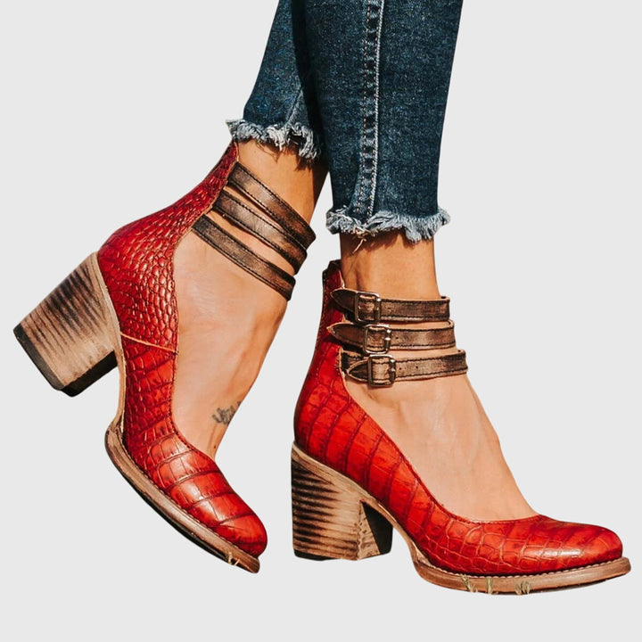 Bottines femme à brides bouclées, talon bloc et découpe – Sienna – Rouge serpent