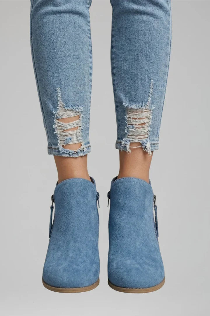 Bottines femme en suédine à bout rond, zip et talon bloc – Emma – Bleu