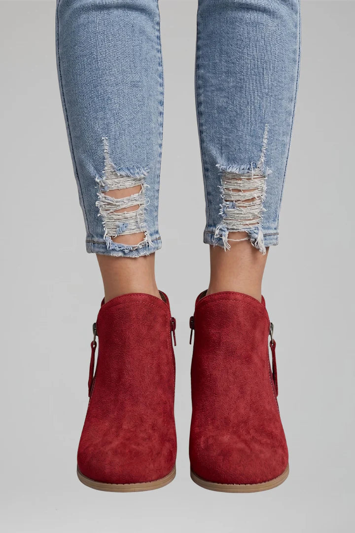 Bottines femme en suédine à bout rond, zip et talon bloc – Emma – Rouge