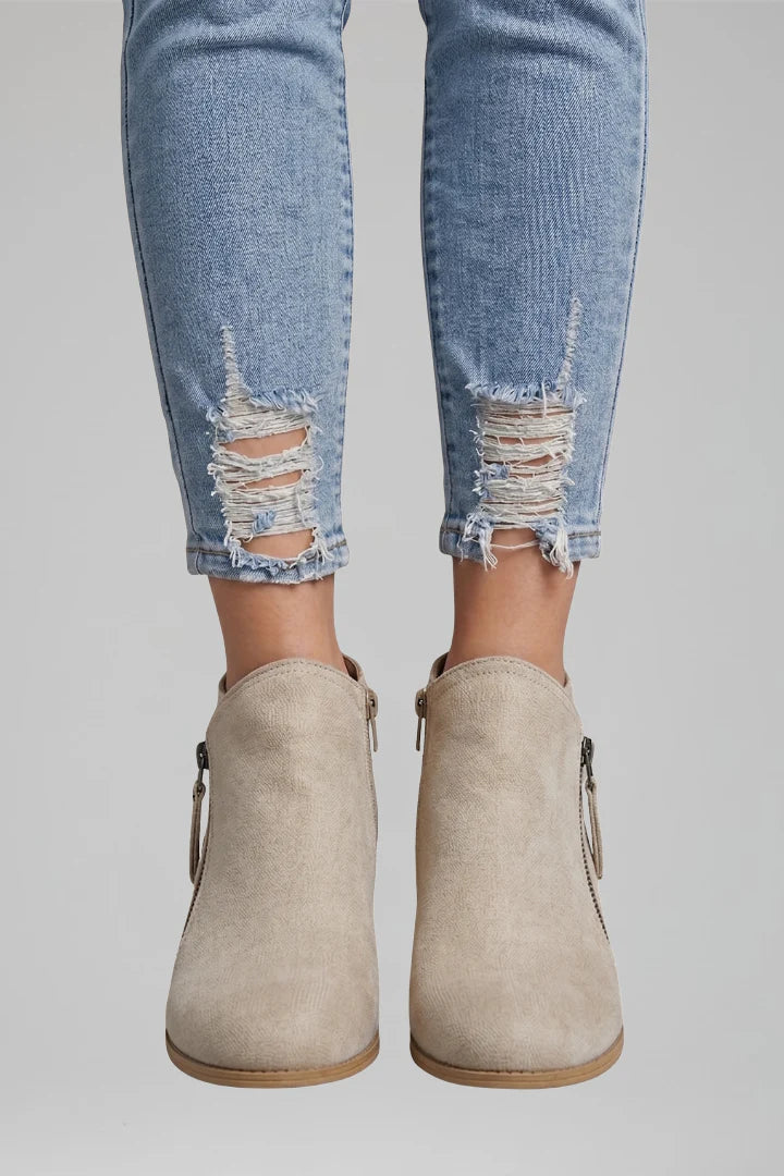 Bottines femme en suédine à bout rond, zip et talon bloc – Emma – Beige