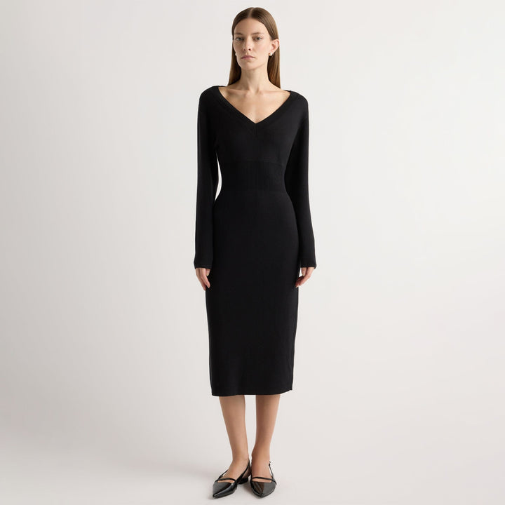 Robe pull femme col V à porter sur ou sous les épaules – Bora – vue 1
