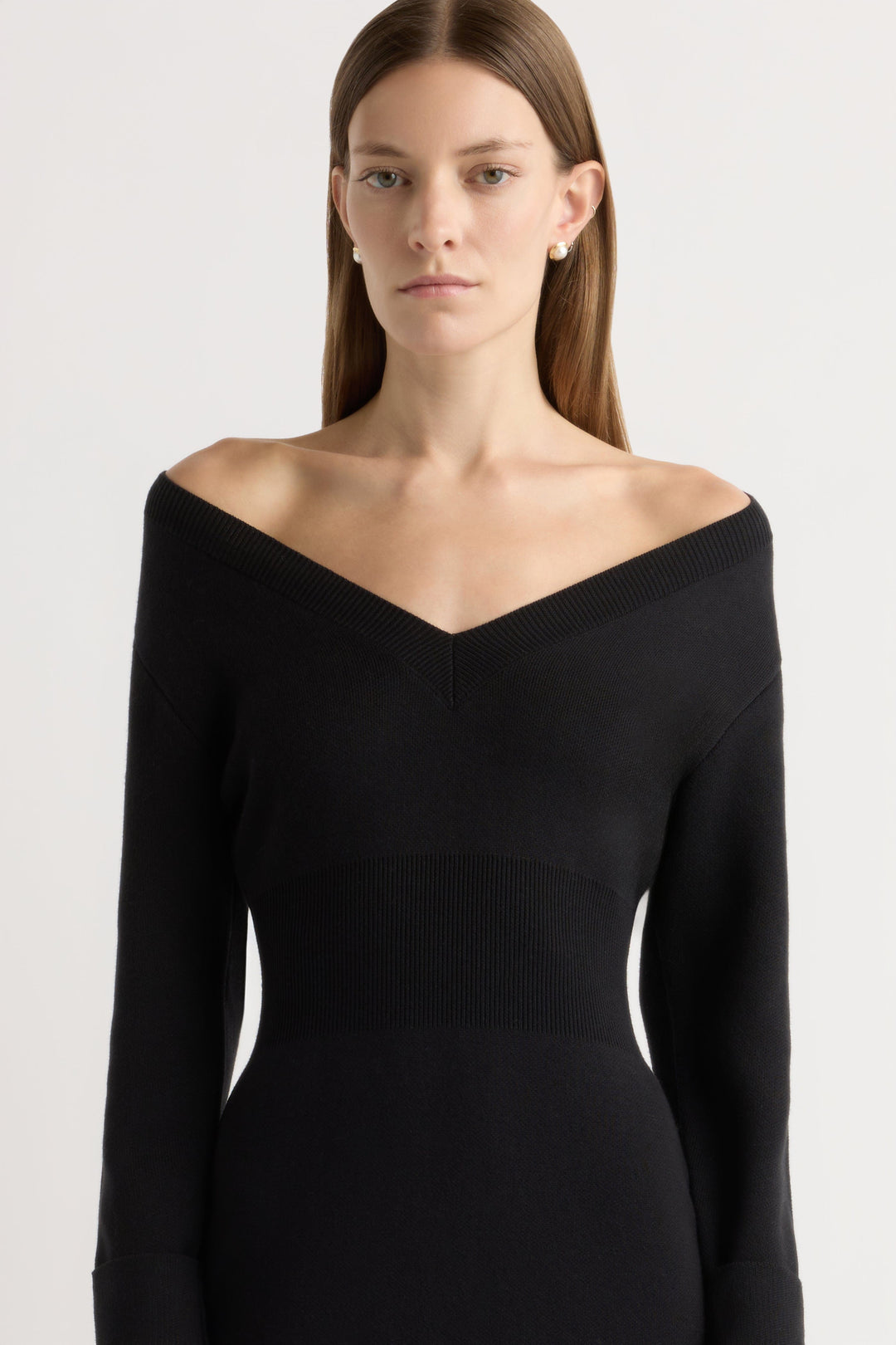 Robe pull femme col V à porter sur ou sous les épaules – Bora – vue 3
