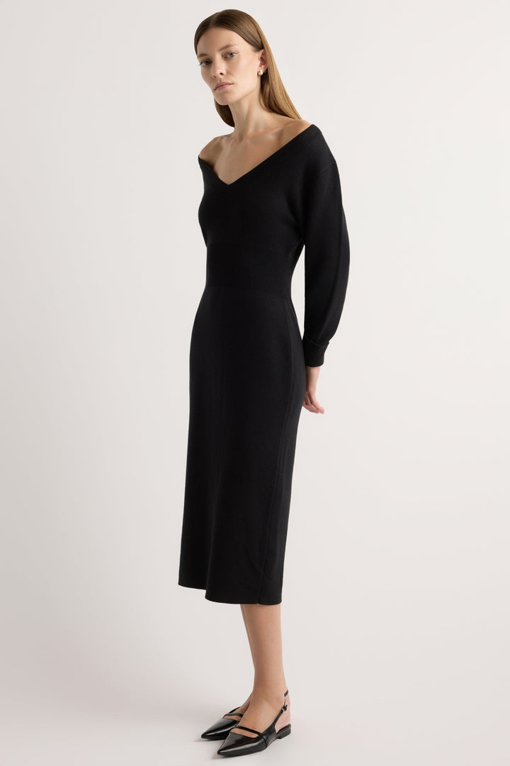Robe pull femme col V à porter sur ou sous les épaules – Bora – vue 4