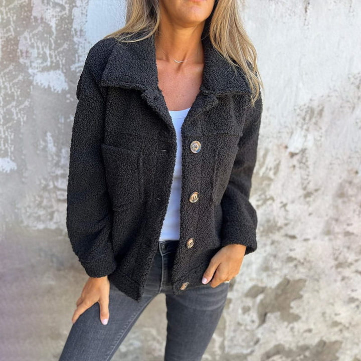 Veste femme en fausse fourrure bouclée à boutons et poches plaquées – Ariane - Noir
